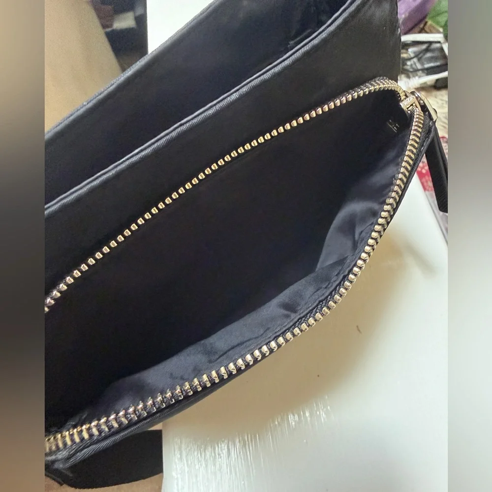 Tory Burch Virginia Messenger bag in black Nylon and Saffiano - Picture 9 of 15